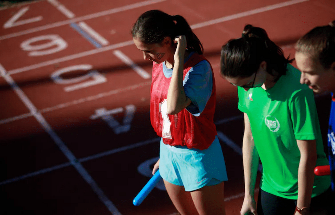 Enfants Et Sport Tourné Sur Toute La Longueur D'une Jolie