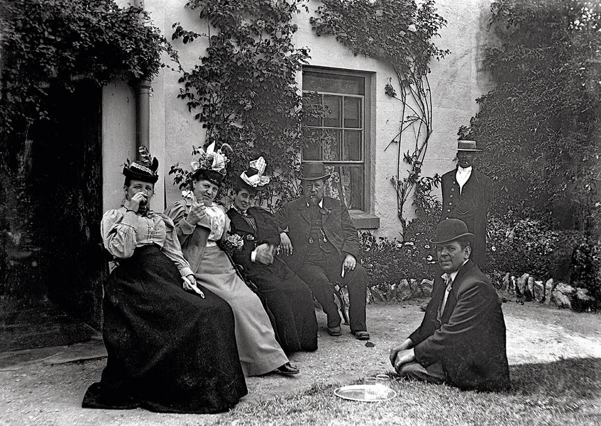 Portrait d’une famille bourgeoise en villégiature dans le Devon entre 1870 et 1891 (photographie amateur).
