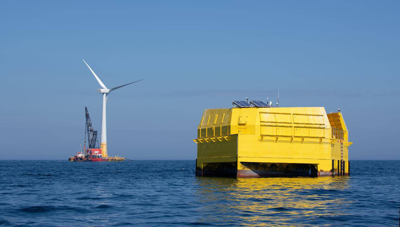 Bouée WaveGEM et Eolienne flottante FLOATGEN en baie de Saint-Nazaire. CC Dugornay Olivier (2021). Ifremer.